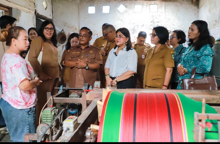 Ketua TP PKK Sekaligus Ketua Dekranasda Kota Pematangsiantar Ny Liswati Wesly Silalahi Kunjungi Lima Pelaku UMKM Serta IKM