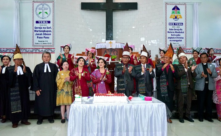 Wali Kota Pematangsiantar Wesly Silalahi, SH, MKn Diwakili Staf Ahli Bidang Pemerintahan Dra. Happy Oikumenis Daely Hadiri Pesta Jubileum GKPS Jalan Sudirman