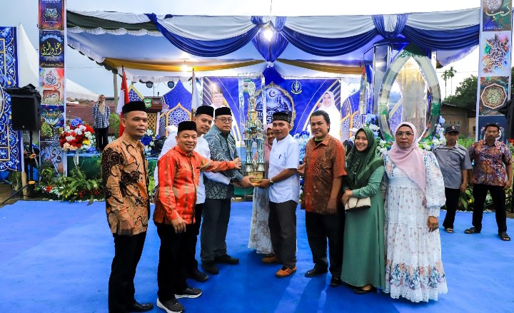 Wali Kota Pematangsiantar Wesly Silalahi, SH, MKn Diwakili Asisten Bidang Administrasi Umum Dedy Tunasto Setiawan, SH, MH Serahkan Trofi Juara Umum Kepada Kelurahan Sumber Jaya Pada Penutupan Kegiatan MTQN Ke – 58 Tingkat Kecamatan Siantar Martoba Tahun 2026