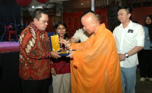 Wali Kota Pematangsiantar Wesly Silalahi, SH, MKn Hadiri Malam Doa & Festival Malam Waisak 2570 Buddhist Era (BE) di Vihara Samiddha Bhagya