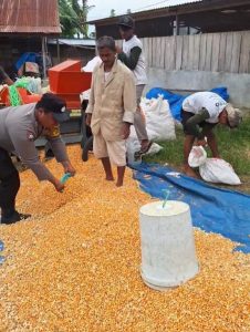 Dukung Ketapang, Bhabinkamtibmas Polsek Siantar Marihat Hadir Bersama Petani Binaaan