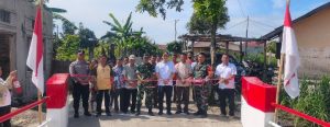 Bhabinkamtibmas Polsek Siantar Marihat Hadiri Peresmian Jembatan Garuda Merah Putih di Gang Gabe
