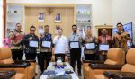 Wali Kota Pematangsiantar Wesly Silalahi, SH, MKn Serahkan Piagam Penghargaan Kepada 5 OPD Yang Hasil Evaluasi Akuntabilitas Kinerja Instansi Pemerintah (AKIP) Mendapatkan Nilai Tertinggi di Lngkungan Pemko Pematangsiantar